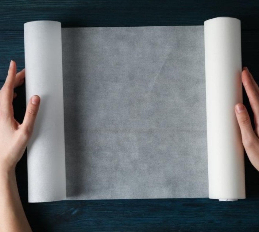 كيفية استخدام الورق الشمعي لتغطية الأطعمة في الفرن (سيدتي)