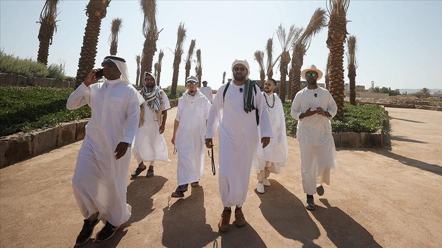 ثم زار المشاركون في الرحلة المسجد النبوي الشريف، الذي يضم قبور النبي محمد وصاحبيه أبي بكر وعمر (الاناضول)