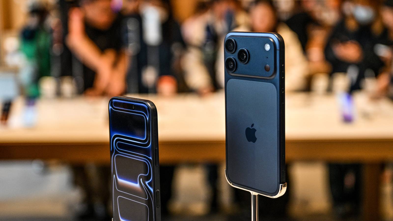 أبل تُحضّر لثورة جديدة: خمس ميزات اتصال عبر الأقمار الصناعية في طريقها لهواتف آيفون (الرجل)