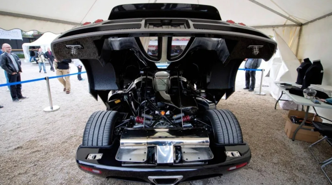 كوينيجسيج ريجيرا النادرة تسرق الأضواء في قلب موسكو (الرجل)