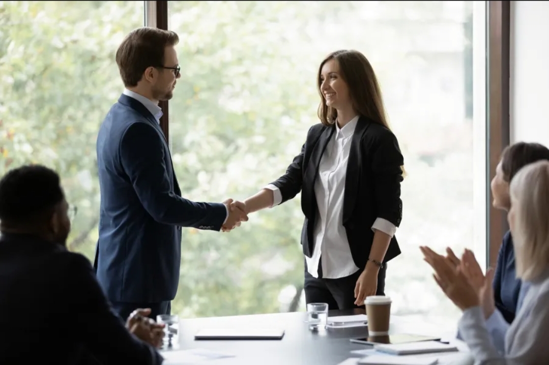 أجمل عبارات تهنئة بالترقية تعبّر عن الفخر وتشارك الزملاء فرحتهم (سيدتي)