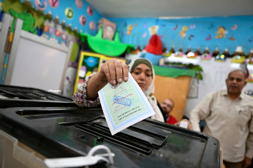 امرأة تدلي بصوتها في مركز اقتراع بمحافظة الجيزة خلال الانتخابات التشريعية المصرية في 10 تشرين الثاني/نوفمبر 2025 (ا ف ب)