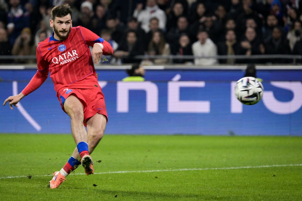 الجورجي خفيتشا كفاراتسخيليا لاعب باريس سان جرمان يسجل في مرمى ليون ضمن الدوري الفرنسي لكرة القدم، في 9 تشرين الثاني/نوفمبر 2025 (ا ف ب)