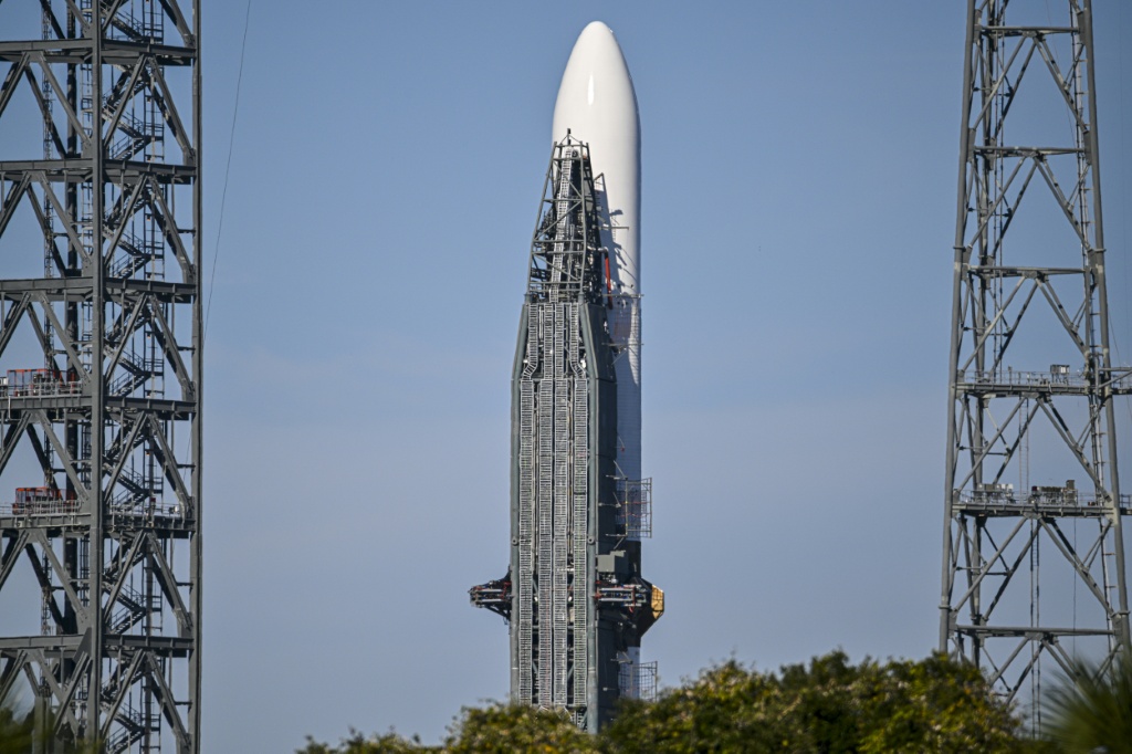 صاروخ نيو غلين التابع لشركة بلو أوريجين في مجمع الإطلاق 36 استعدادا لإطلاقه من محطة كيب كانافيرال الفضائية بولاية فلوريدا الأميركية في 8 تشرين الثاني/نوفمبر 2025 (ا ف ب)