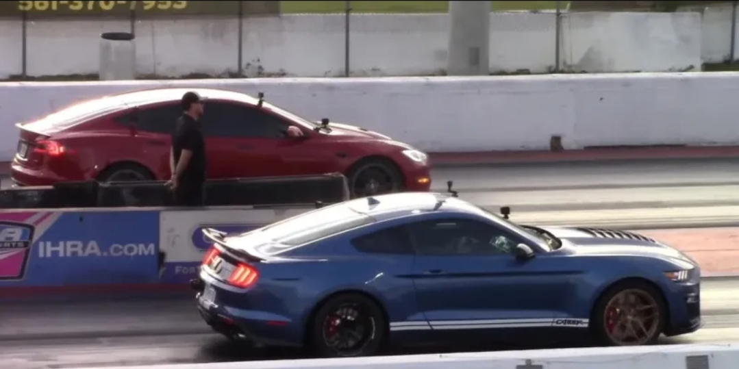 تسلا بلايد تواجه موستانج شيلبي في سباق ناري.. من انتصر؟  (الرجل)