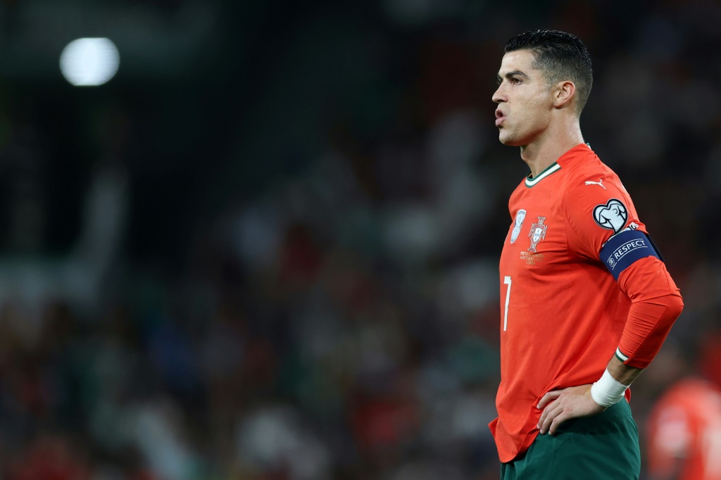 كريستيانو رونالدو قائد منتخب البرتغال في مواجهة المجر ضمن التصفيات الأوروبية المؤهلة إلى كأس العالم لكرة القدم 2026. لشبونة، في 14 تشرين الأول/أكتوبر 2025 (ا ف ب)