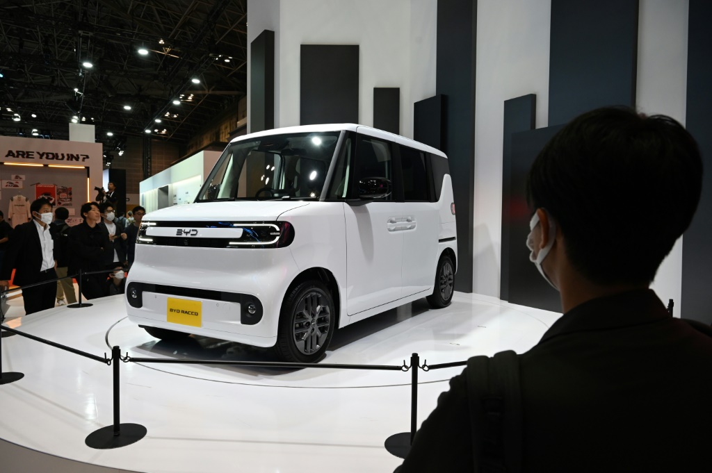 صورة مؤرخة في 31 تشرين الأول/أكتوبر 2025 لسيارة كهربائية من إنتاج شركة "بي واي دي" الصينية في طوكيو (ا ف ب)