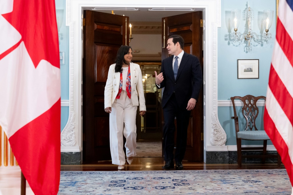 صورة مؤرخة في 21 آب/أغسطس 2025 لوزير الخارجية الأميركي ماركو روبيو مع نظيرته الكندية أنيتا أناند في واشنطن (ا ف ب)