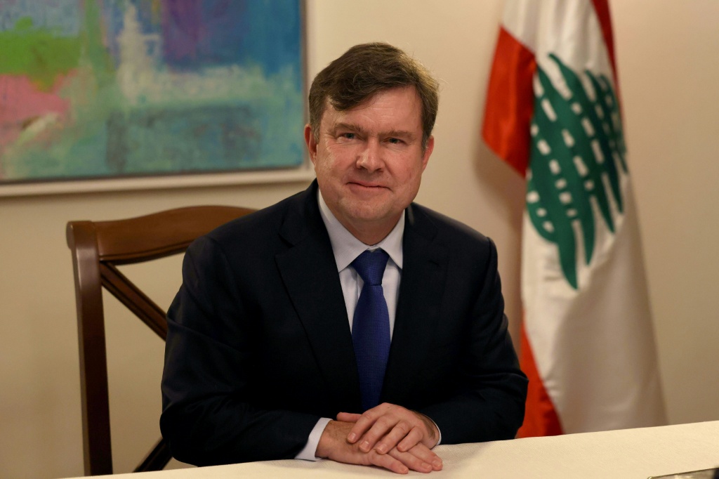 وكيل وزارة الخزانة الاميركية لشؤون الارهاب والاستخبارات المالية جون هيرلي متحدثا خلال مقابلة في مقر السفارة الاميركية في لبنان في العاشر من تشرين الثاني/نوفمبر 2025 (ا ف ب)