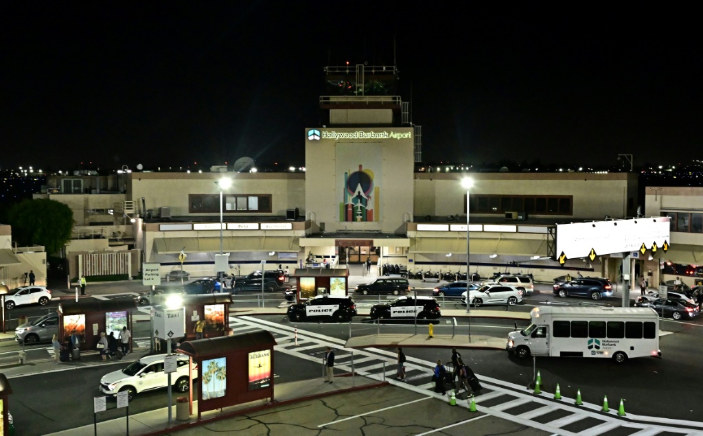 مركبات للشرطة أمام مطار بوربانك في كاليفورنيا في 6 تشرين الأول/أكتوبر 2025 (ا ف ب)