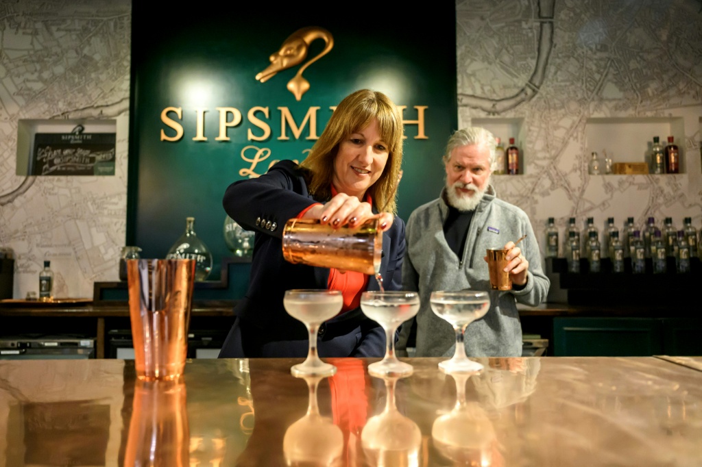 وزيرة المال البريطانية رايتشل ريفز، تسكب مشروبا أثناء زيارتها لمصنع تقطير سيبسميث في غرب لندن، في 9 تشرين الأول/أكتوبر 2025، لتسليط الضوء على اتفاقية التجارة بين بريطانيا والهند الموقعة في 24 تموز/يوليو (ا ف ب)