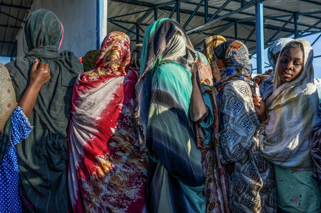 سودانيات ينتظرن لتسجيل أسمائهن لدى مفوضية اللاجئين في مخيم تينيه في تشاد في التاسع من تشرين الثاني/نوفمبر 2025 (ا ف ب)