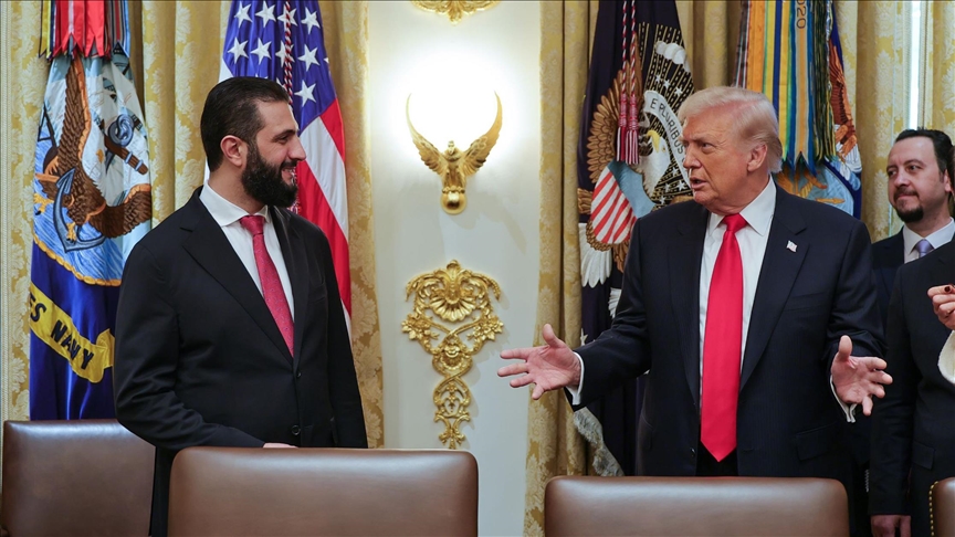 الشرع يسعى إلى حلّ دائم، الأمر الذي يتطلب قانونًا من الكونغرس، ويبدو أن المشرعين الأمريكيين مترددون في تلبية مثل هذا الطلب ما لم تلتزم دمشق بعدة شروط (الاناضول)