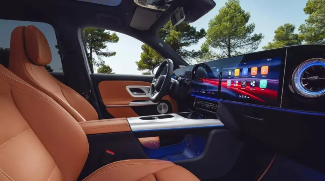 مرسيدس تكشف عن GLB الجديدة (الرجل)