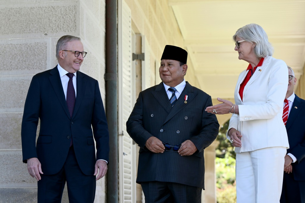 الرئيس الإندونيسي برابوو سوبيانتو (وسط) ورئيس الوزراء الاسترالي انتوني البنيزي (يسار) والحاكمة العام سام موستين في "أدميرالتي هاوس" مقر الحاكم العام لاستراليا في سيدني في 12 تشرين الثاني/نوفمبر 2025 (ا ف ب)