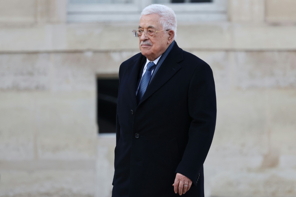 الرئيس الفلسطيني محمود عباس لدى وصوله للقاء الرئيس الفرنسي إيمانويل ماكرون في قصر الإليزيه الرئاسي في باريس في 11 تشرين الثاني/نوفمبر 2025 (ا ف ب)