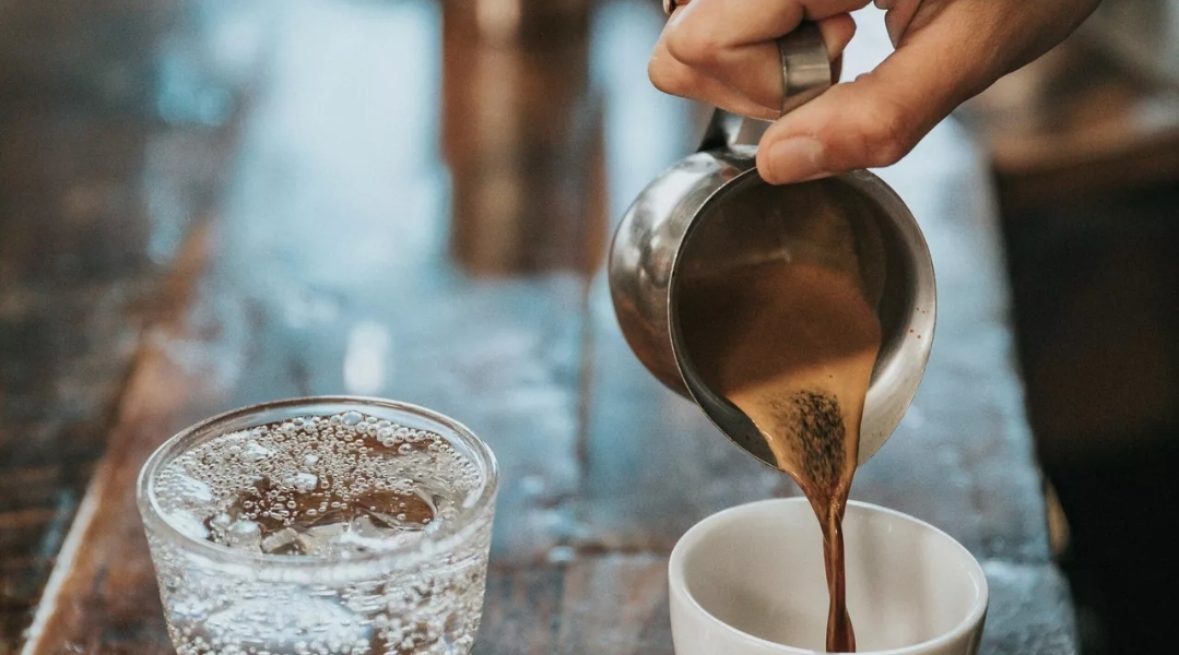 دراسة: كوب القهوة اليومي حليف غير متوقع لقلبك (أونسبلاش)