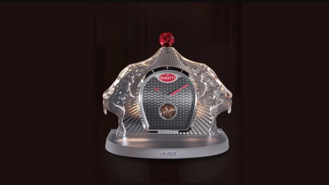 بين إرث بوغاتي العريق وحرفية جاكوب آند كو: ساعة طاولة فاخرة تجسد الهندسة والفن (الرجل)