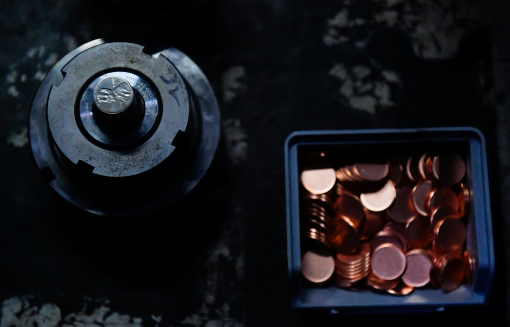 القوالب المستخدمة في سكّ آخر البنسات في دار سك العملة الأميركية (ا ف ب)