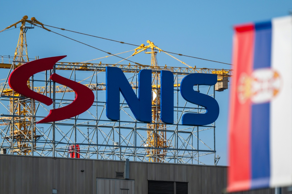 شعارا شركة صناعة البترول الصربية إن آي إس وغازبروم في بلغراد بتاريخ 9 تشرين الاول/أكتوبر 2025 (ا ف ب)