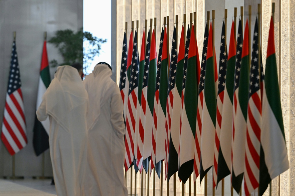 أعلام الولايات المتحدة والإمارات تصطف عند مدخل المبنى الرئاسي في مطار أبوظبي، قبيل زيارة الرئيس الأميركي دونالد ترامب للإمارات في 15 أيار/مايو 2025 (ا ف ب)