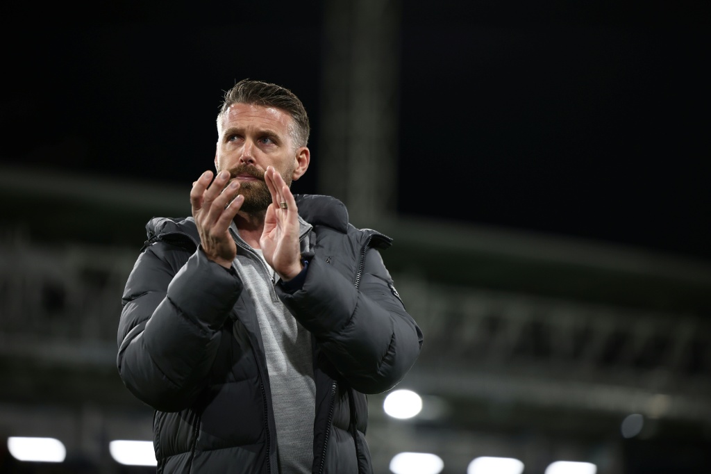 روب إدواردز يحيي جماهير فريقه لوتون تاون بعد مباراة في الدوري الإنكليزي الممتاز ضد إيفرتون على ملعب كينيلوورث رود في لوتون، شمال لندن، في الثالث من أيار/مايو 2024 (ا ف ب)