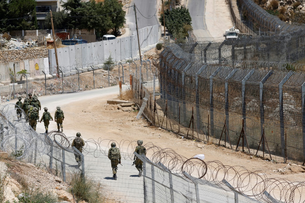 تصاعدت مؤخرا انتهاكات تل أبيب في القنيطرة، ويشتكي السوريون من التوغلات الإسرائيلية نحو أراضيهم الزراعية مصدر رزقهم الوحيد، وتدمير مئات الدونمات من الغابات، فضلا عن اعتقال أشخاص وإقامة حواجز عسكرية وتفتيش المارة (ا ف ب)