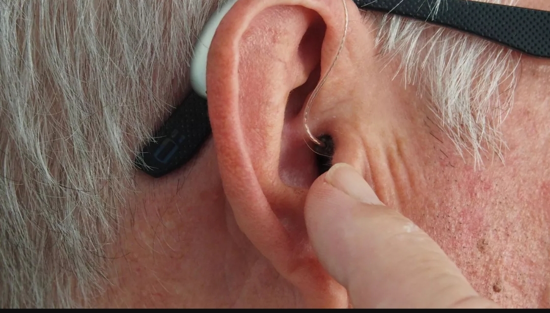 دراسة: انخفاض الذكاء قد يعيق القدرة على سماع الكلام وسط الضجيج (أونسبلاش)