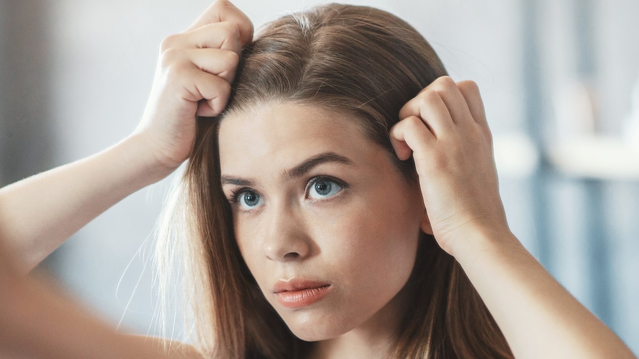 قشرة الرأس الدهنية مشكلة تؤرق الفتيات شتاءً.. إليكِ طرق علاجها (زهرة الخليج)