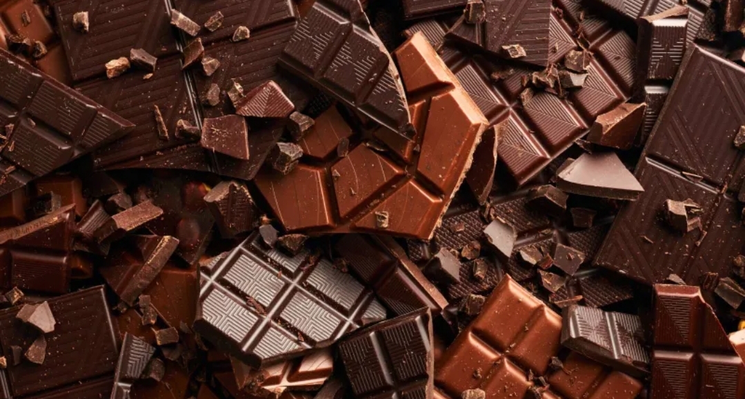 دراسة: الشوكولاتة الداكنة تُنشّط الدماغ وتُحسّن التركيز مؤقتًا (الرجل)