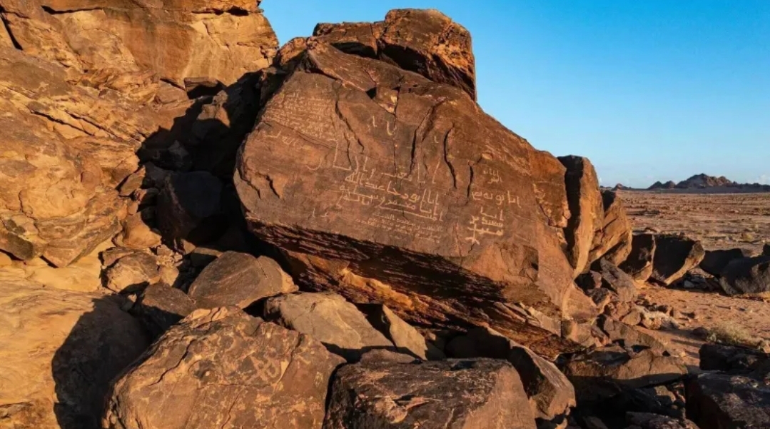 العُلا تحتفظ بإرثها.. أكبر مشروع لتوثيق نقوش جبل عكمة (الرجل)