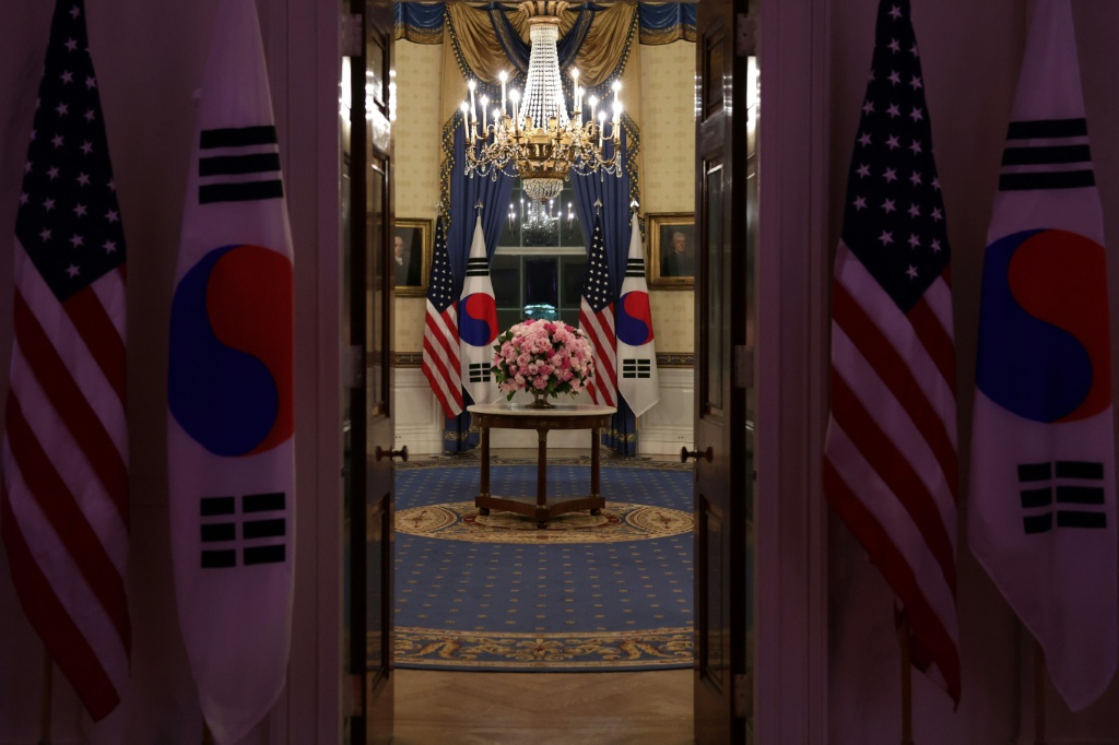صورة من الارشيف للعلمين الكوري الجنوبي والأميركي داخل البيت الأبيض بتاريخ 26 نيسان/أبريل 2023 (ا ف ب)