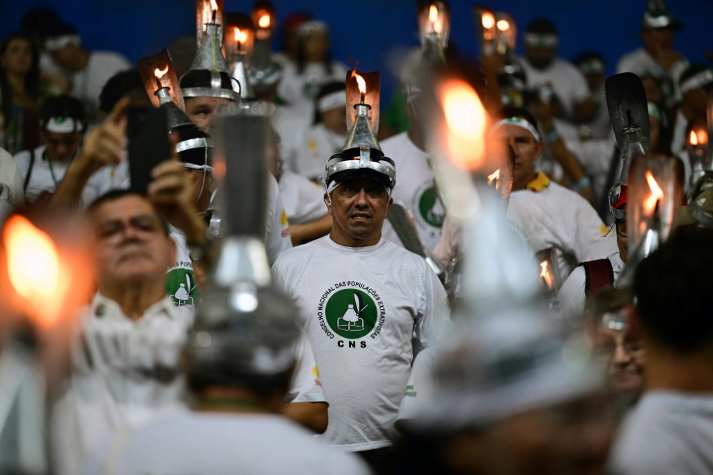 تظاهرة للمطالبة بحماية الغابات على هامش مؤتمر الأطراف للمناخ في مدينة بيليم البرازيلية في 13 تشرين الثاني/نوفمبر 2025 (ا ف ب)