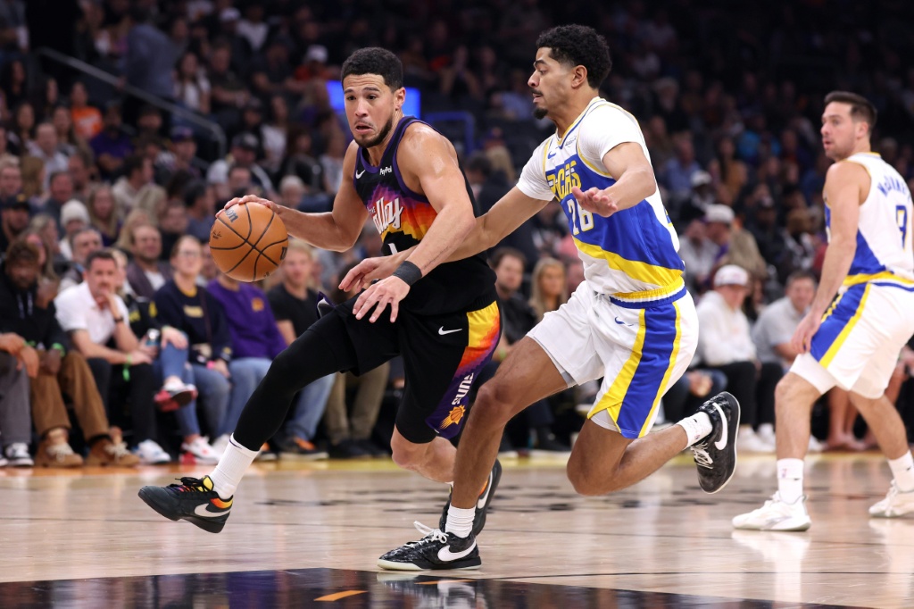 ديفن بوكر نجم فينيكس صنز (إلى اليسار) يحاول تجاوز بن شيبرد من إنديانا بيسرز في دوري كرة السلة الأميركي للمحترفين في فينيكس في 13 تشرين الثاني/نوفمبر 2025 (ا ف ب)