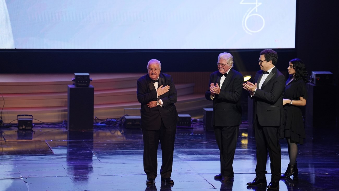 نجوم مصر يحتفون بالمخرج محمد عبد العزيز في (القاهرة السينمائي) (زهرة الخليج)