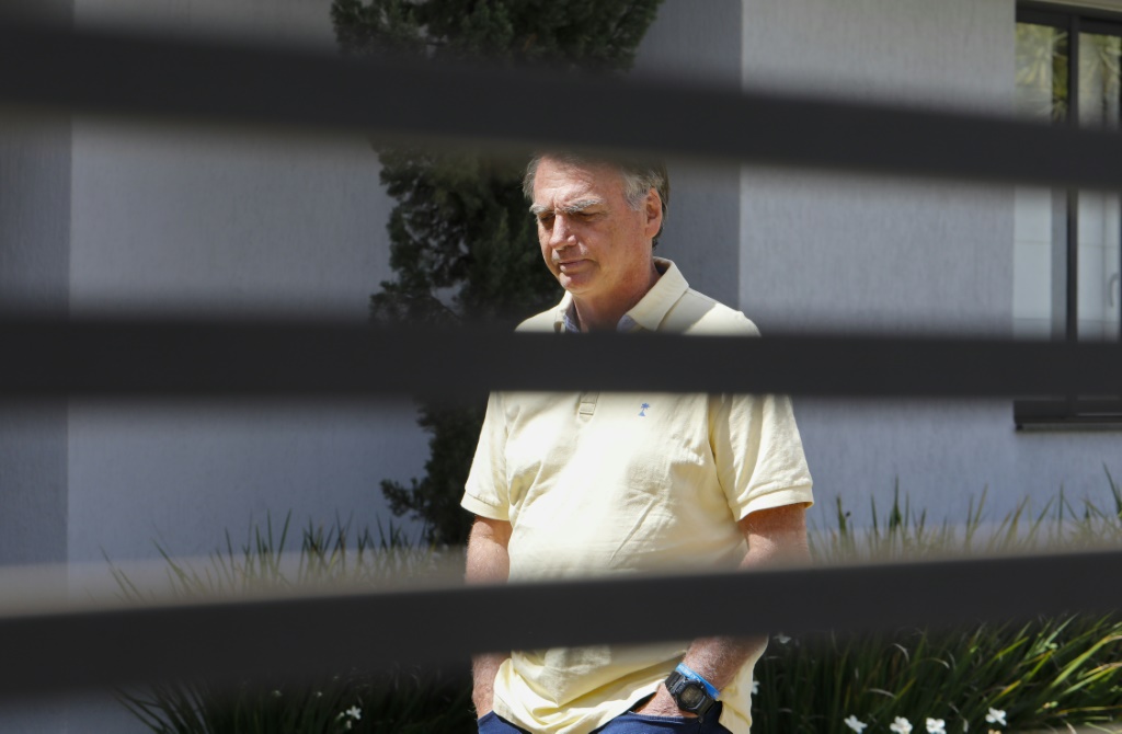 الرئيس البرازيلي السابق جايير بولسونارو خلف سور منزله في برازيليا في الثالث من أيلول/سبتمبر 2025 (ا ف ب)