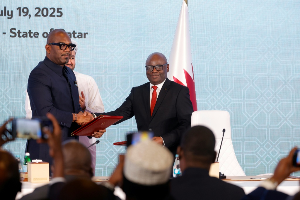 ممثل رئيس جمهورية الكونغو الديموقراطية سيتا مامبو (يسار)، والأمين العام التنفيذي لحركة "أم 23" المسلحة المدعومة من رواندا بنجامين مبونيمبا، يتصافحان بعد توقيعهما اتفاق وقف لإطلاق النار في العاصمة القطرية الدوحة في 19 تموز/يوليو 2025 (ا ف ب)