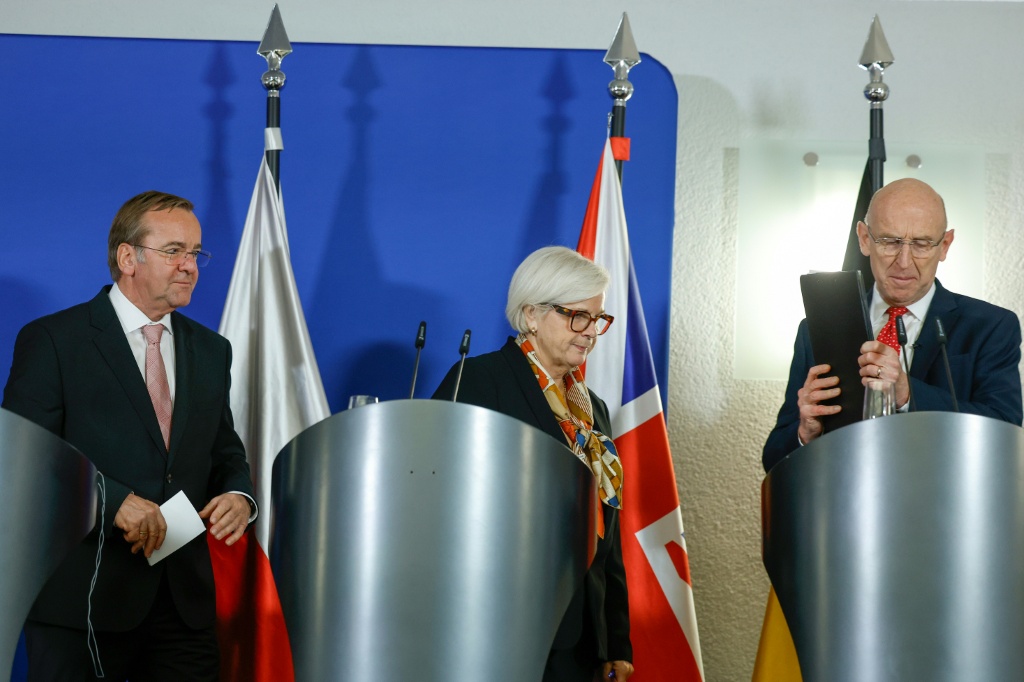 وزراء دفاع ألمانيا بوريس بيستوريوس (يمين) وفرنسا كاترين فوتران وبريطانيا جون هيلي في مؤتمر صحافي مشترك في برلين في 14 تشرين الثاني/نوفمبر 2025 (ا ف ب)