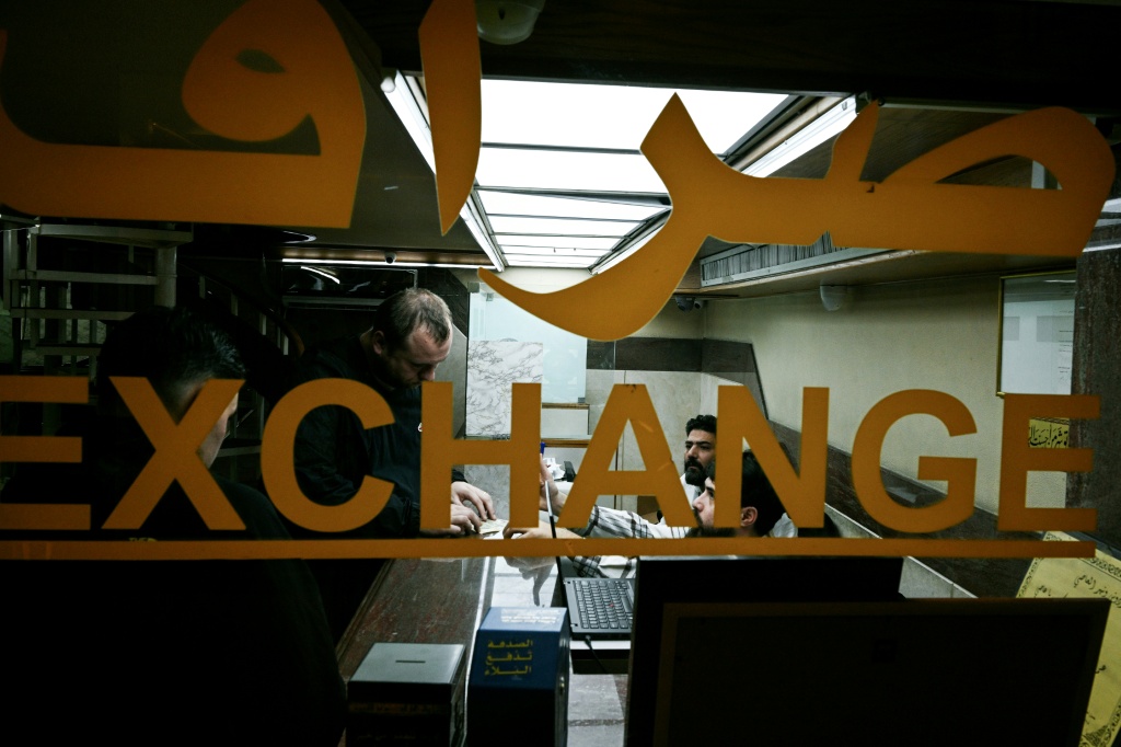 زبائن في مكتب صرافة في بيروت في 14 تشرين الثاني/نوفمبر 2025 (ا ف ب)