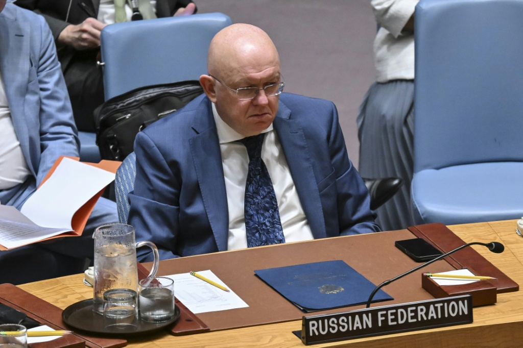 السفير الروسي في الأمم المتحدة فاسيلي نيبينزيا خلال اجتماع مجلس الأمن الدولي بشأن الصراع في الشرق الأوسط، بما في ذلك القضية الفلسطينية، في مقر المنتظم الأممي بنيويورك في 16 تموز/يوليو 2025 (ا ف ب)