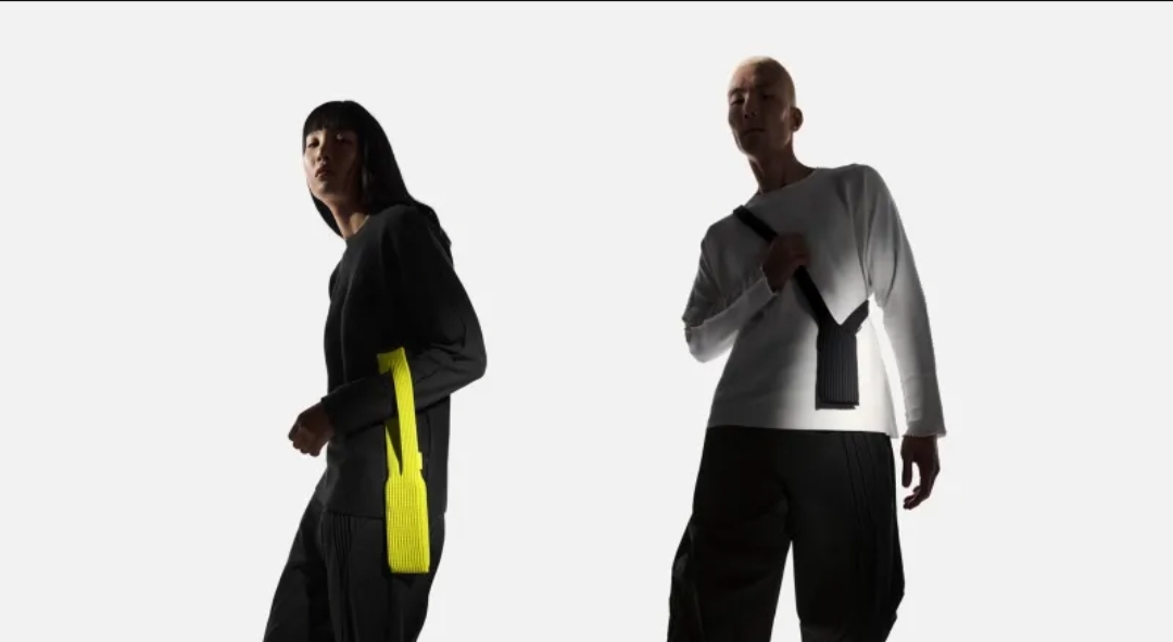 iPhone Pocket.. بين عبقرية آبل وحِرفية إيسي مياكي، التقنية تكتسب بُعدًا فنيًا (الرجل)