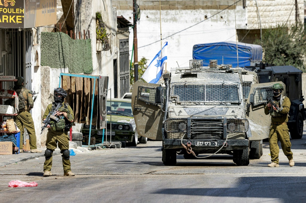 جنود إسرائيليون خلال عملية في مدينة نابلس بالضفة الغربية المحتلة في الخامس من تشرين الثاني/نوفمبر 2025 (ا ف ب)