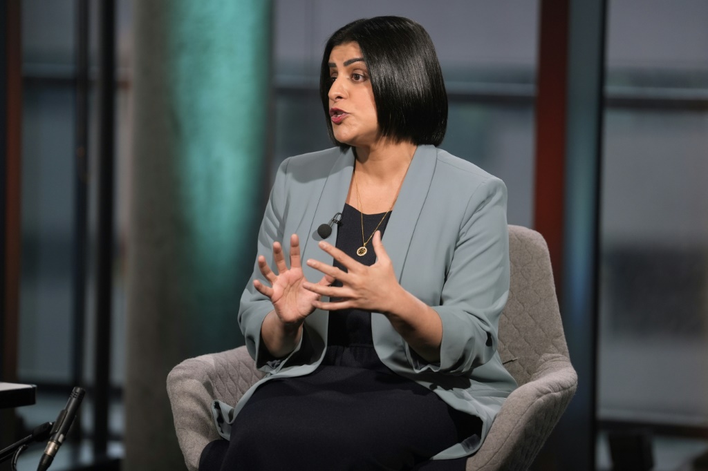 وزيرة الداخلية البريطانية شبانة محمود في مانشستر في الخامس من تشرين الأول/أكتوبر 2025 (ا ف ب)