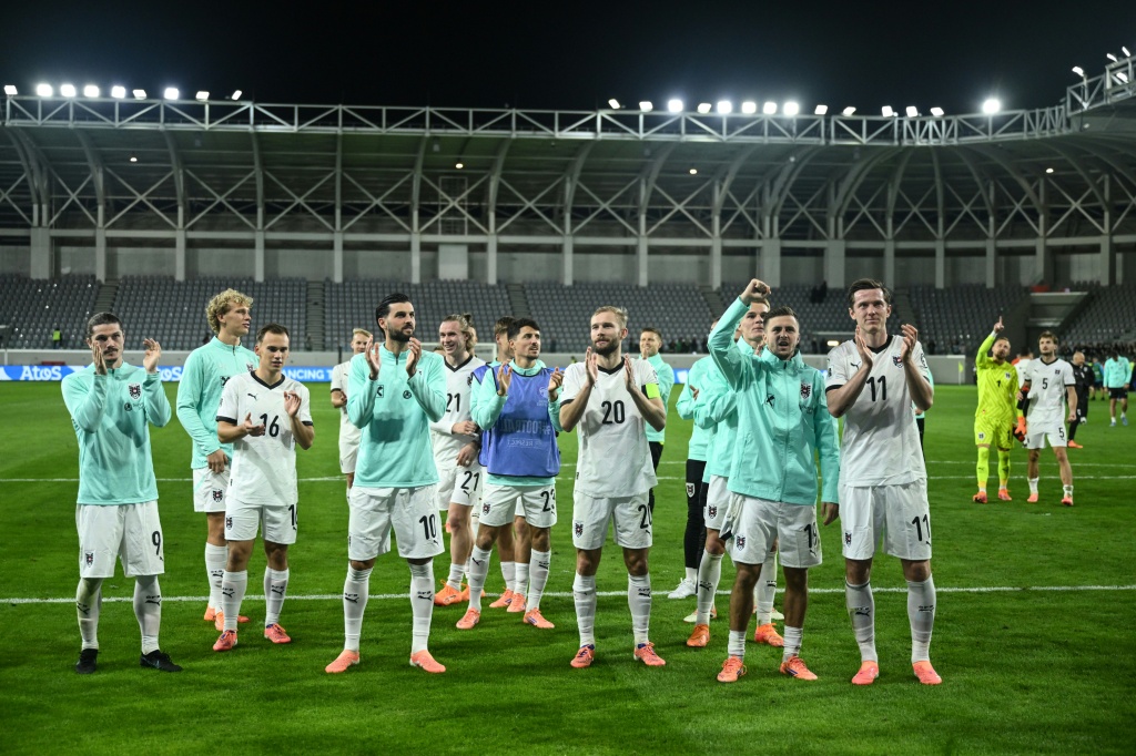 لاعبو النمسا يحتفلون بعد الفوز على قبرص في ملعب ألفاميغا في كولوسي في ليماسول في 15 تشرين الثاني/نوفمبر 2025 (ا ف ب)