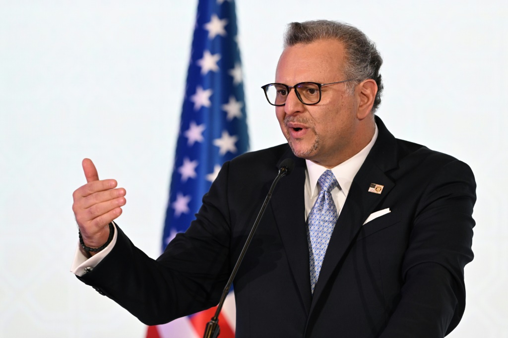 مبعوث الرئيس الأميركي دونالد ترامب لشؤون إفريقيا مسعد بولس متحدثا في الدوحة في 15 تشرين الثاني/نوفمبر 2025 (ا ف ب)