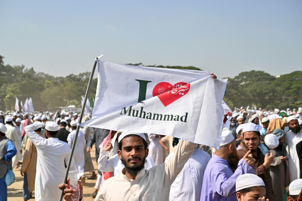 رجال يشاركون في تظاهرة للإسلاميين في دكا في 15 تشرين الثاني/نوفمبر 2025 (ا ف ب)