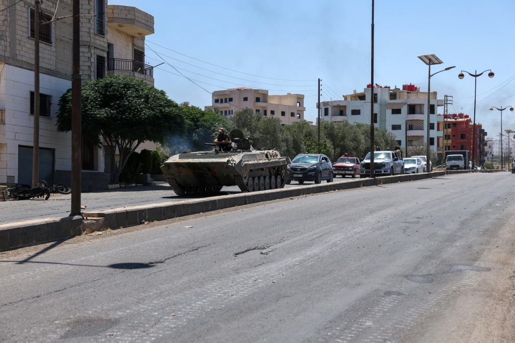 آلية مدرعة للقوات السورية في مدينة السويداء في 15 تموز/يوليو 2025 (ا ف ب)