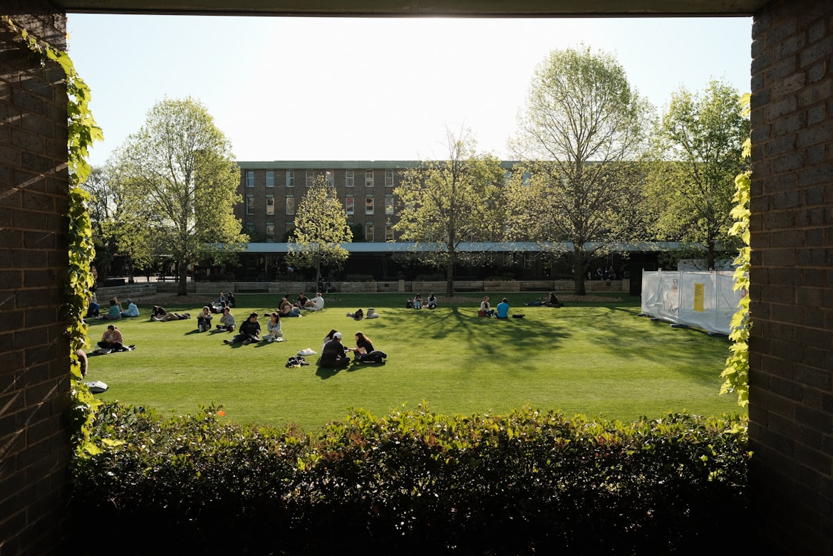 ذعر في المدارس الأسترالية بسبب (الرمال الملونة) (أونسبلاش)