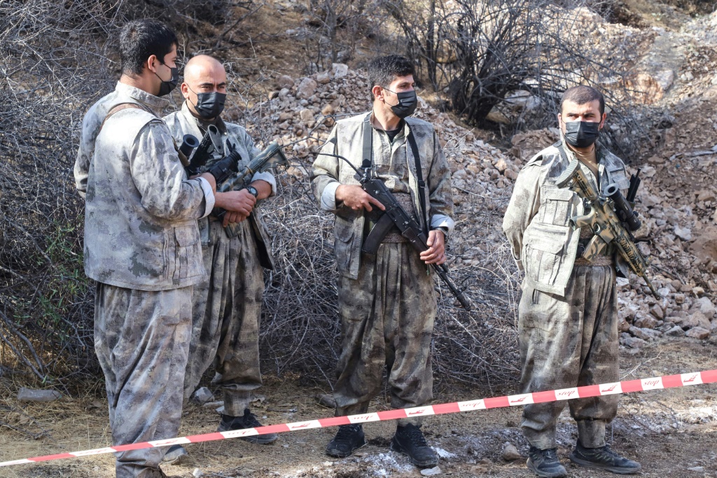 مقاتلون بحزب العمال الكردستاني يشاركون في حفل في قنديل بشمال العراق حيث أعلن التنظيم عن انسحاب قواته بالكامل من تركيا، في 26 تشرين الأول/أكتوبر 2025 (ا ف ب)