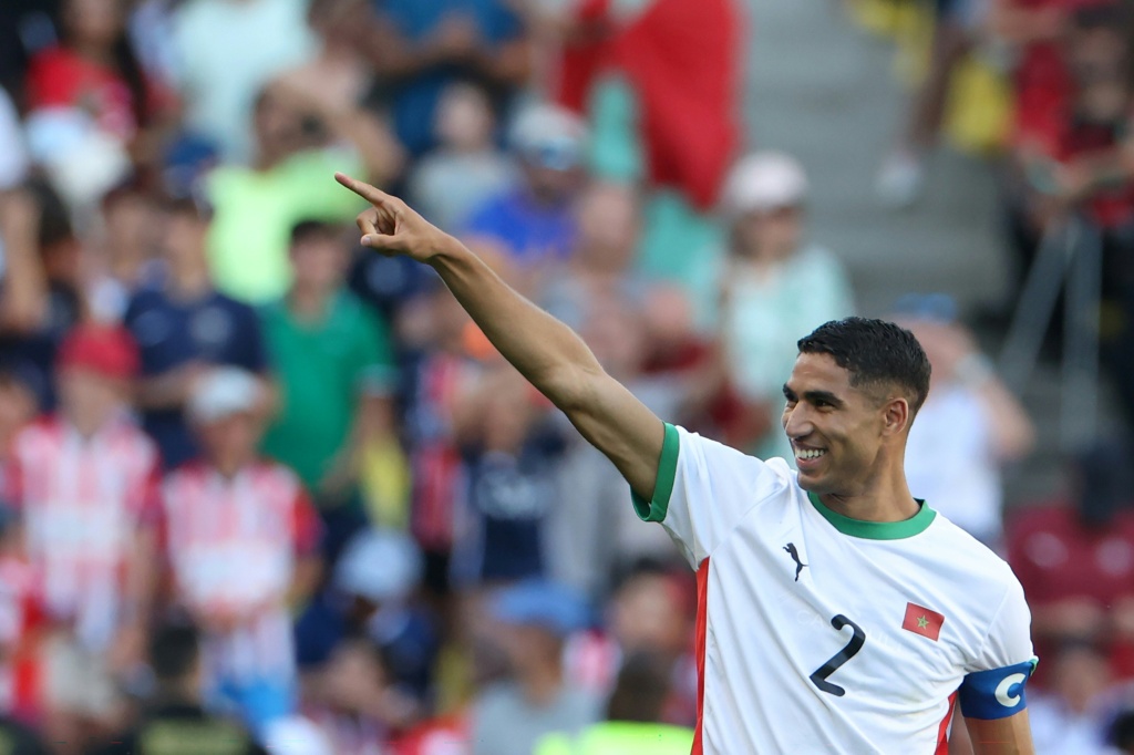 المغربي أشرف حكيمي يحتفل بتسجيله هدفا في مرمى مصر ضمن منافسات كرة القدم في أولمبياد باريس 2024. نانت، في 8 آب/أغسطس 2024 (ا ف ب)